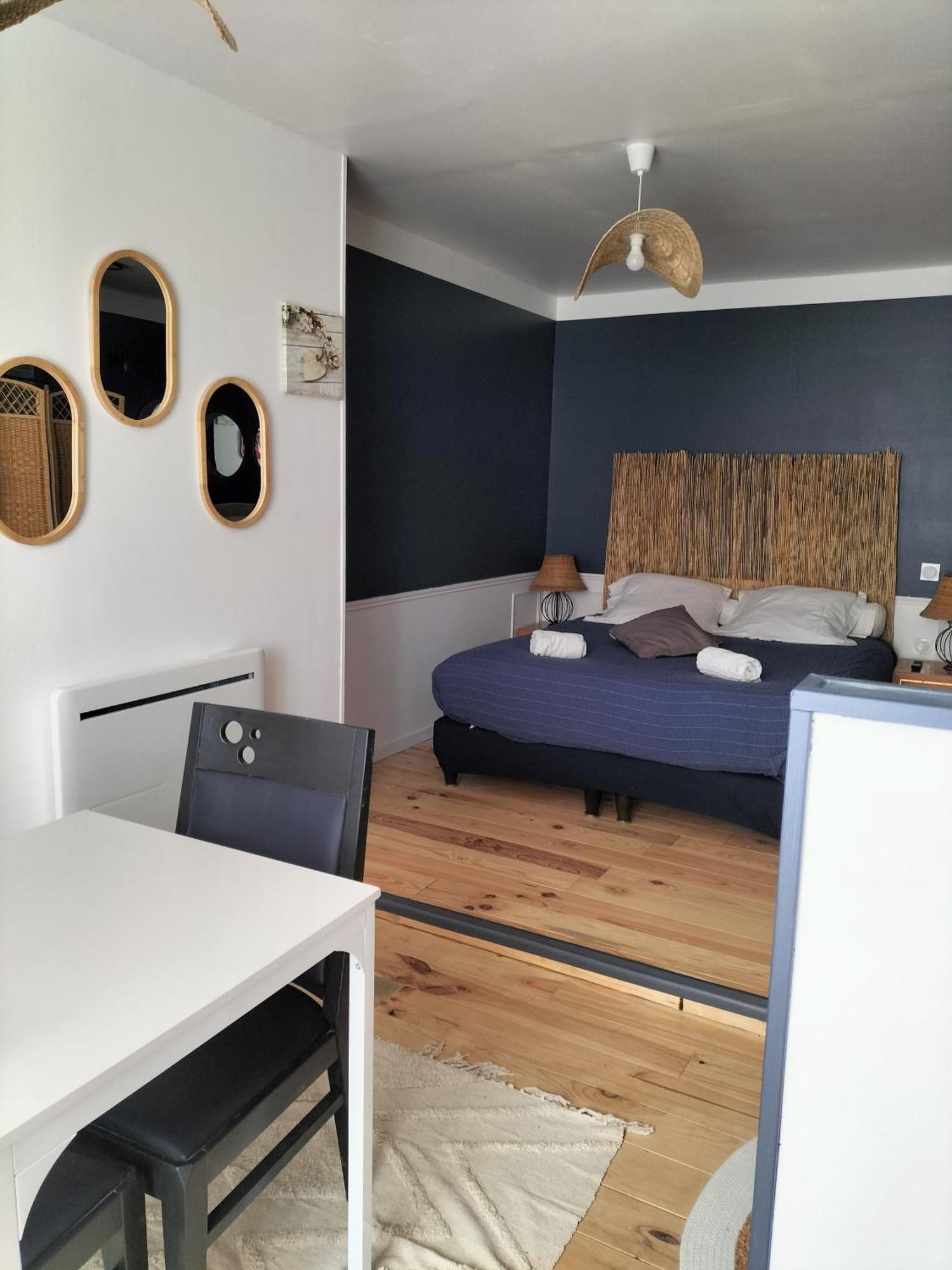 Les 2 Tours Hotel Chenay  Kültér fotó
